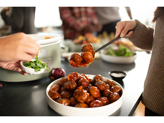 Mini Meatballs with Apricot Dipping Sauce